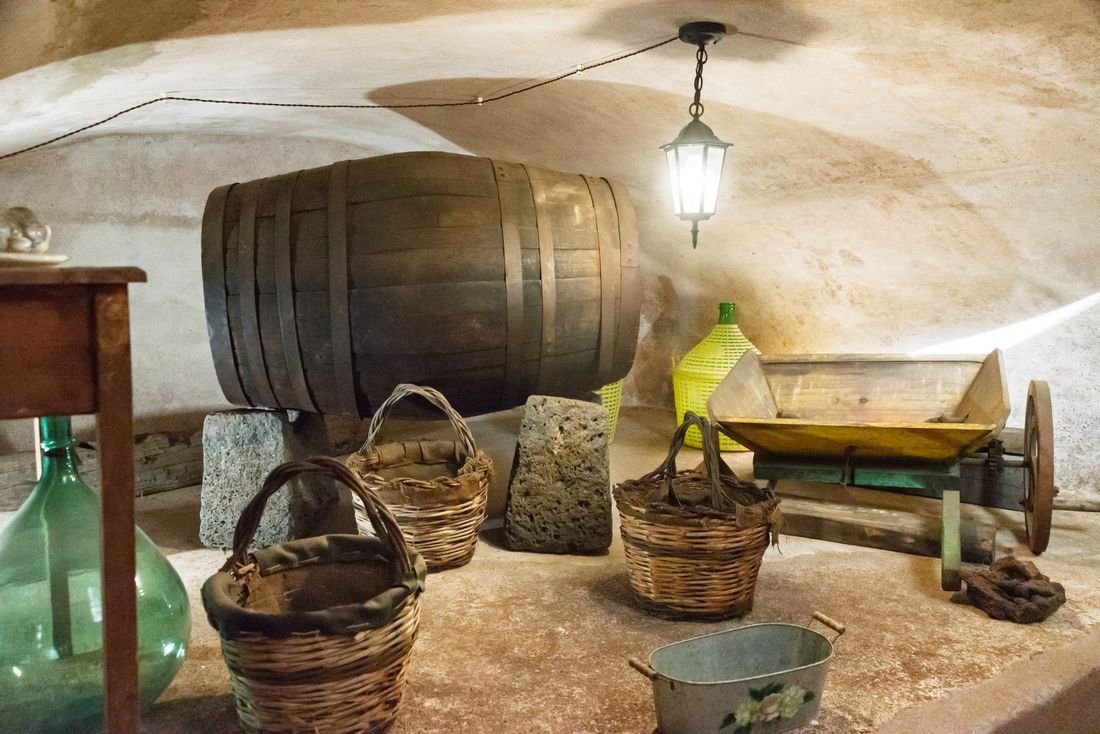Botti, ceste e damigiane nella vecchia cantina