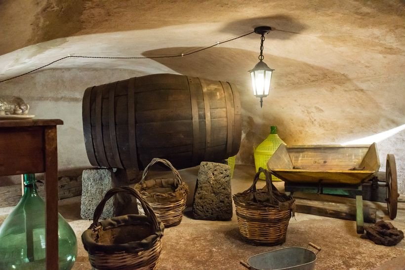 Attrezzi e damigiane nella vecchia cantina