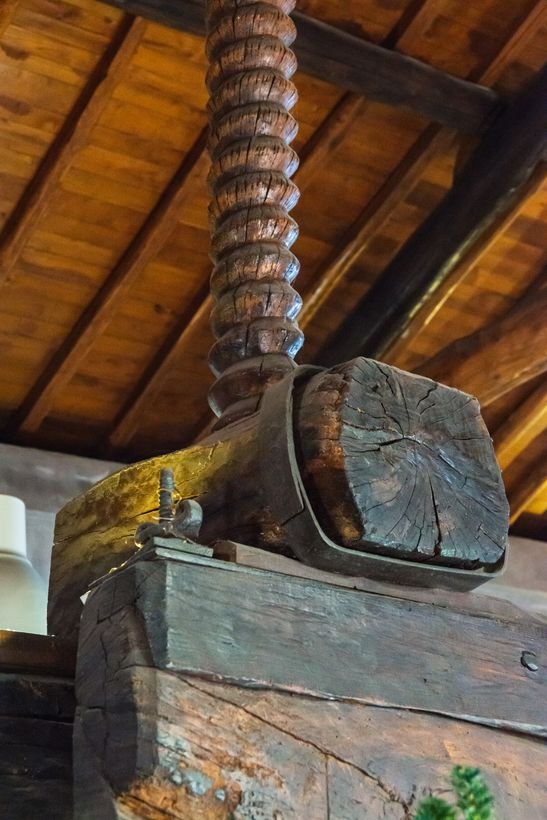 La vite in legno intagliata del torchio