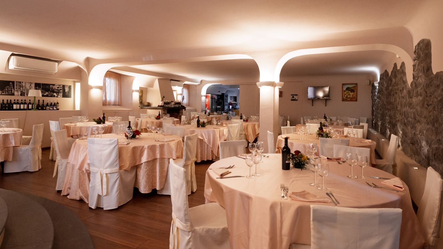 Sala per cerimonie con tavoli rotondi apparecchiati