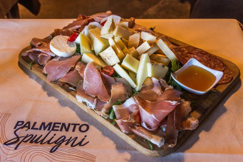 Tagliere di salumi e formaggi con il miele