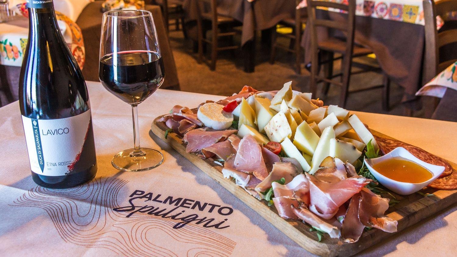 Tagliere di salumi e formaggi con miele di Zafferana