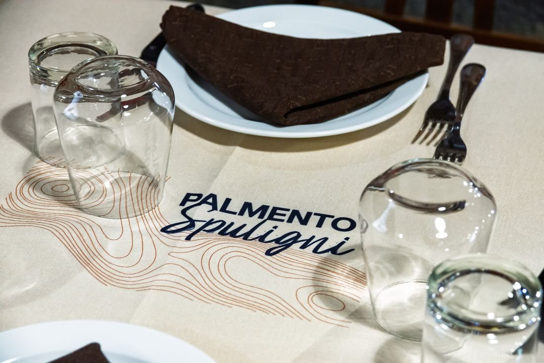 Tavolo apparecchiato con la tovaglietta del Palmento Spuligni