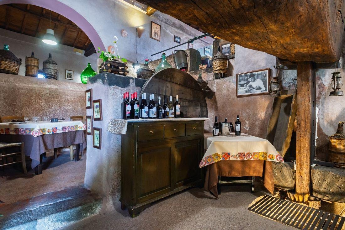 La trave del torchio che attraversa la sala, sopra le bottiglie