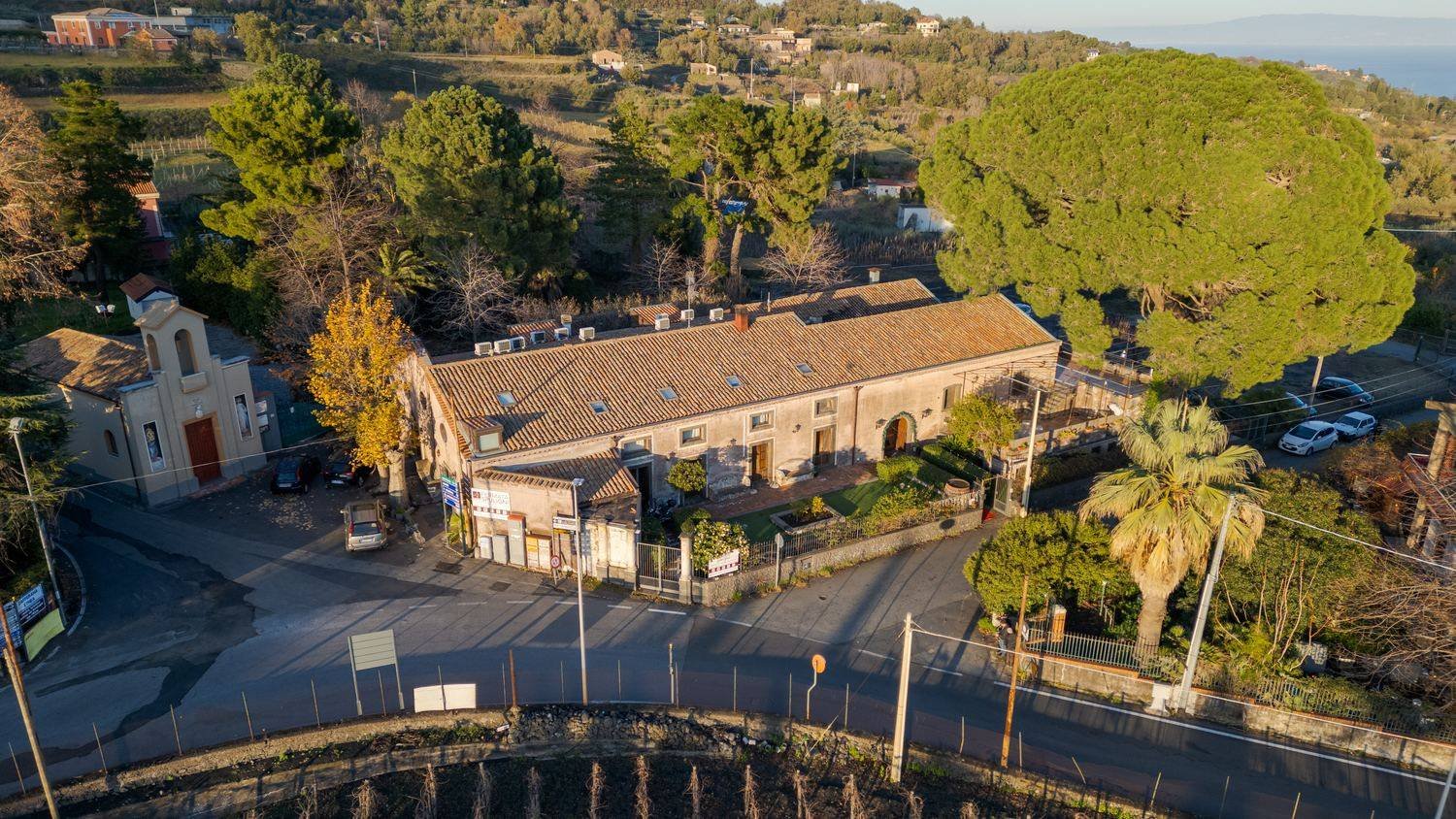 Zafferana Etnea vista dall’alto, con il mare all’orizzonte